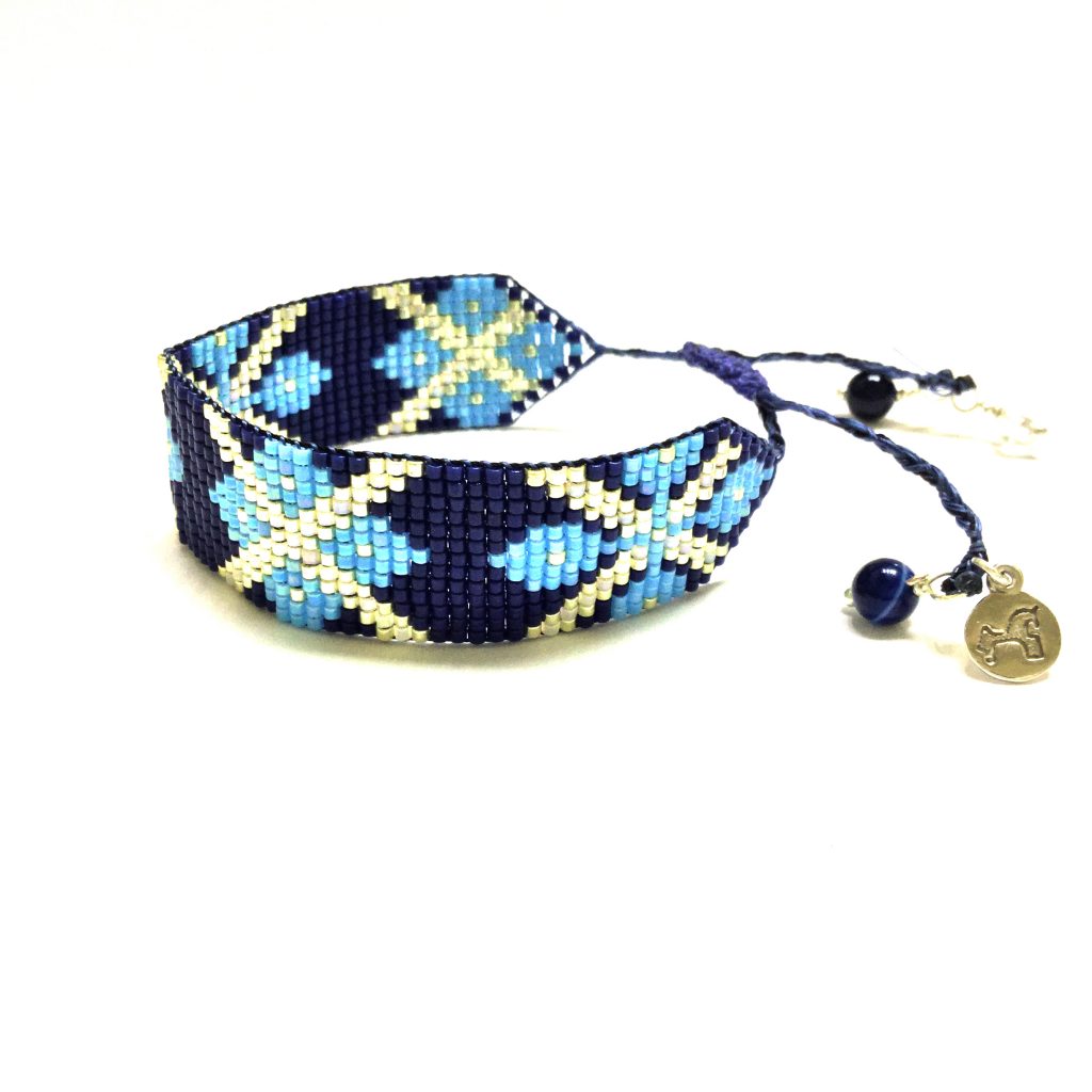Pulseras solidarias.